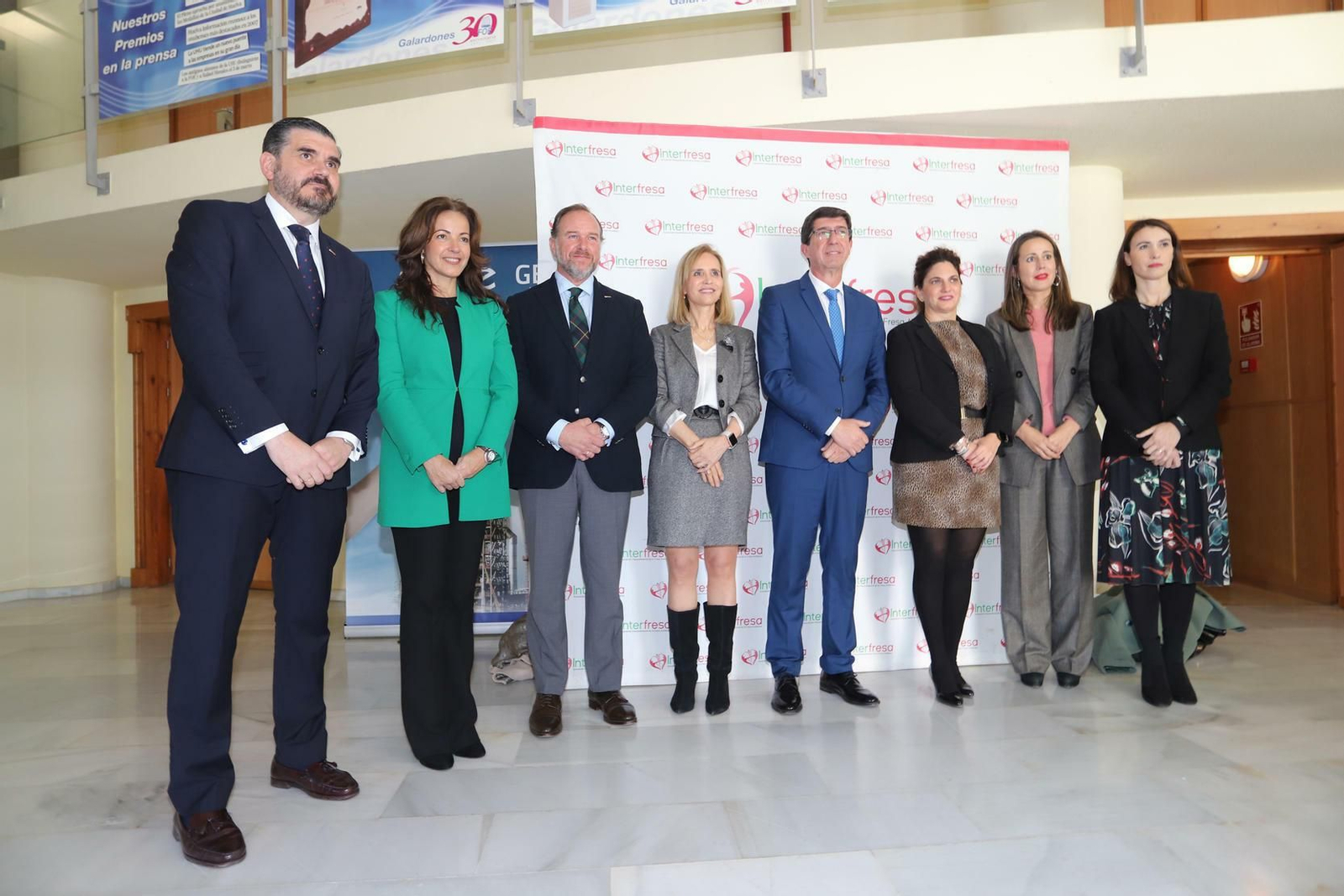 El vicepresidente de la Junta, juan marón, con los responsables del plan de responsabilidad de los frutos rojos. El vicepresidente de la Junta, juan marón, con los responsables del plan de responsabilidad de los frutos rojos.