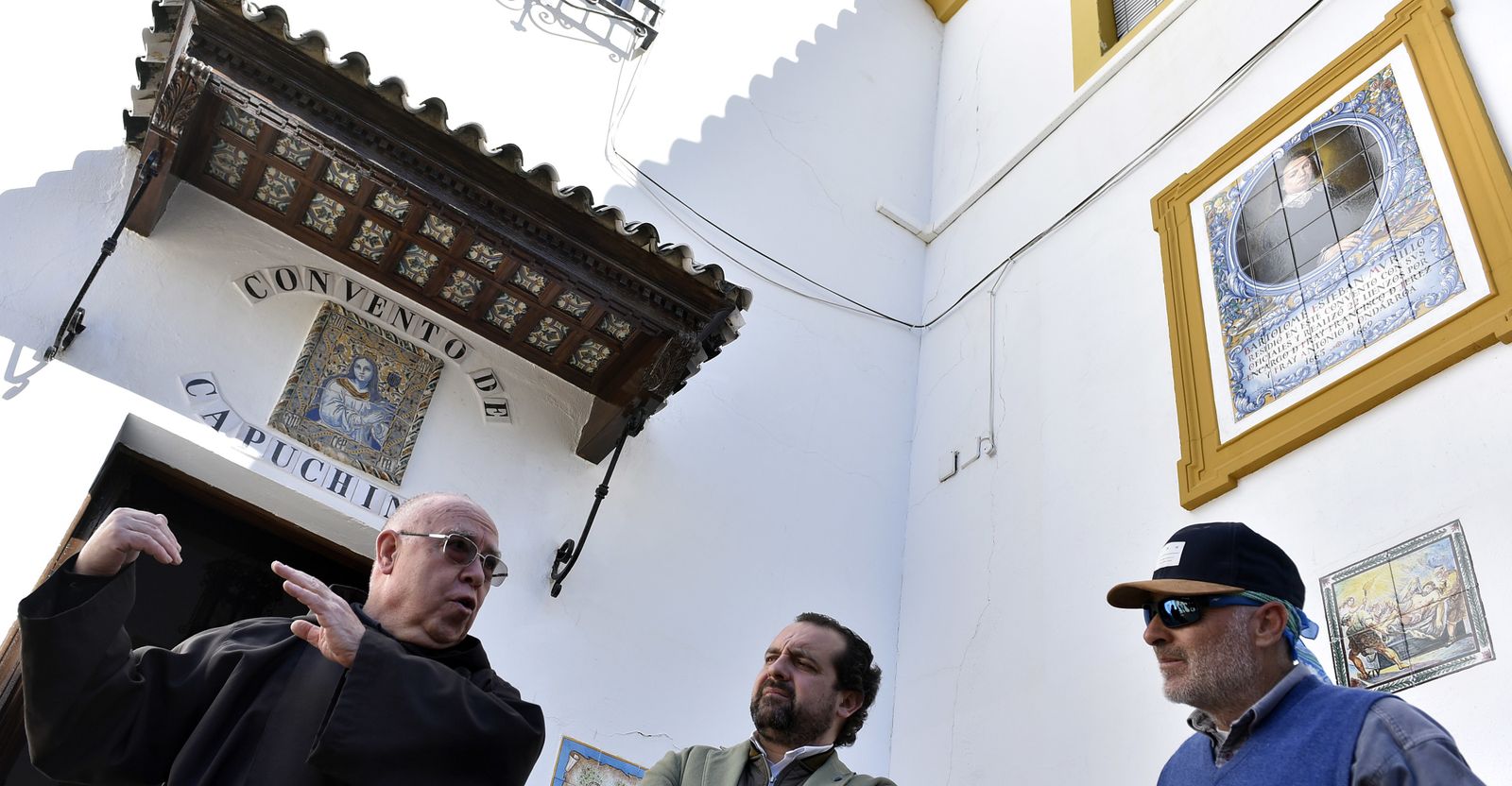 Francisco Luzón, guardián del convento, con los cantantes Enrique Casellas y José Manuel Soto. A la derecha, imagen de Murillo.