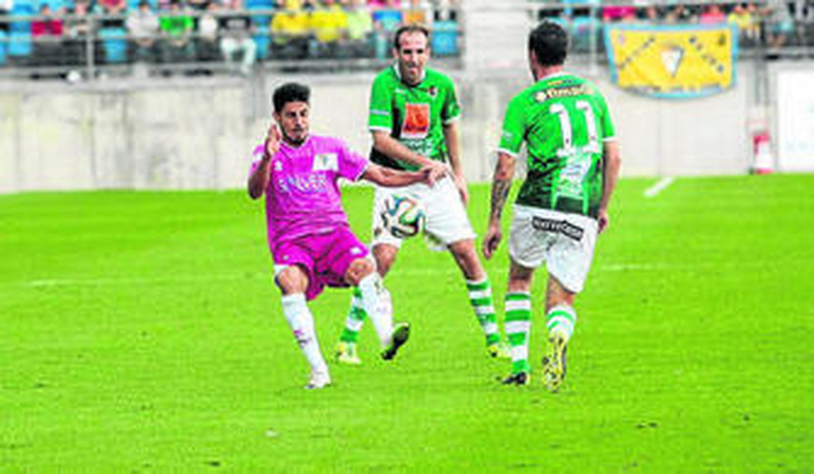 Juanma Espinosa, rodeado de dos contrarios en el choque contra el Cacereño de la primera vuelta.