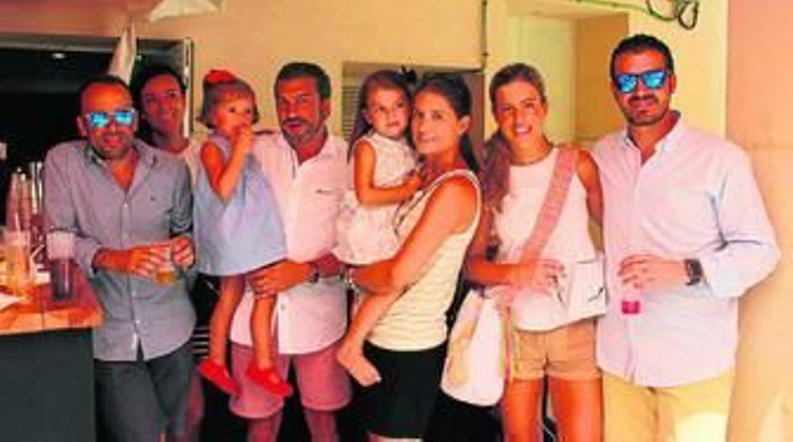 Así sí se disfruta bien de la Feria. La familia Benavente, residentes en Madrid, se lleva hasta a los más pequeños con ellos para que aprendan bien a elegir las mejores tapas de la Feria y el mejor entorno para disfrutarla.