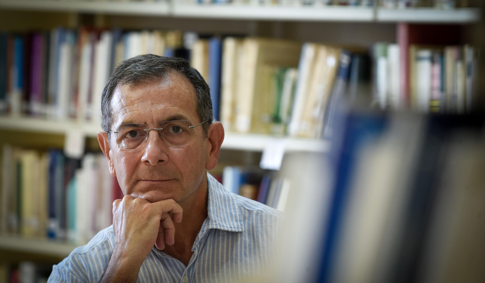 José Gabriel de Amores, en su despacho de la Universidad de Sevilla.