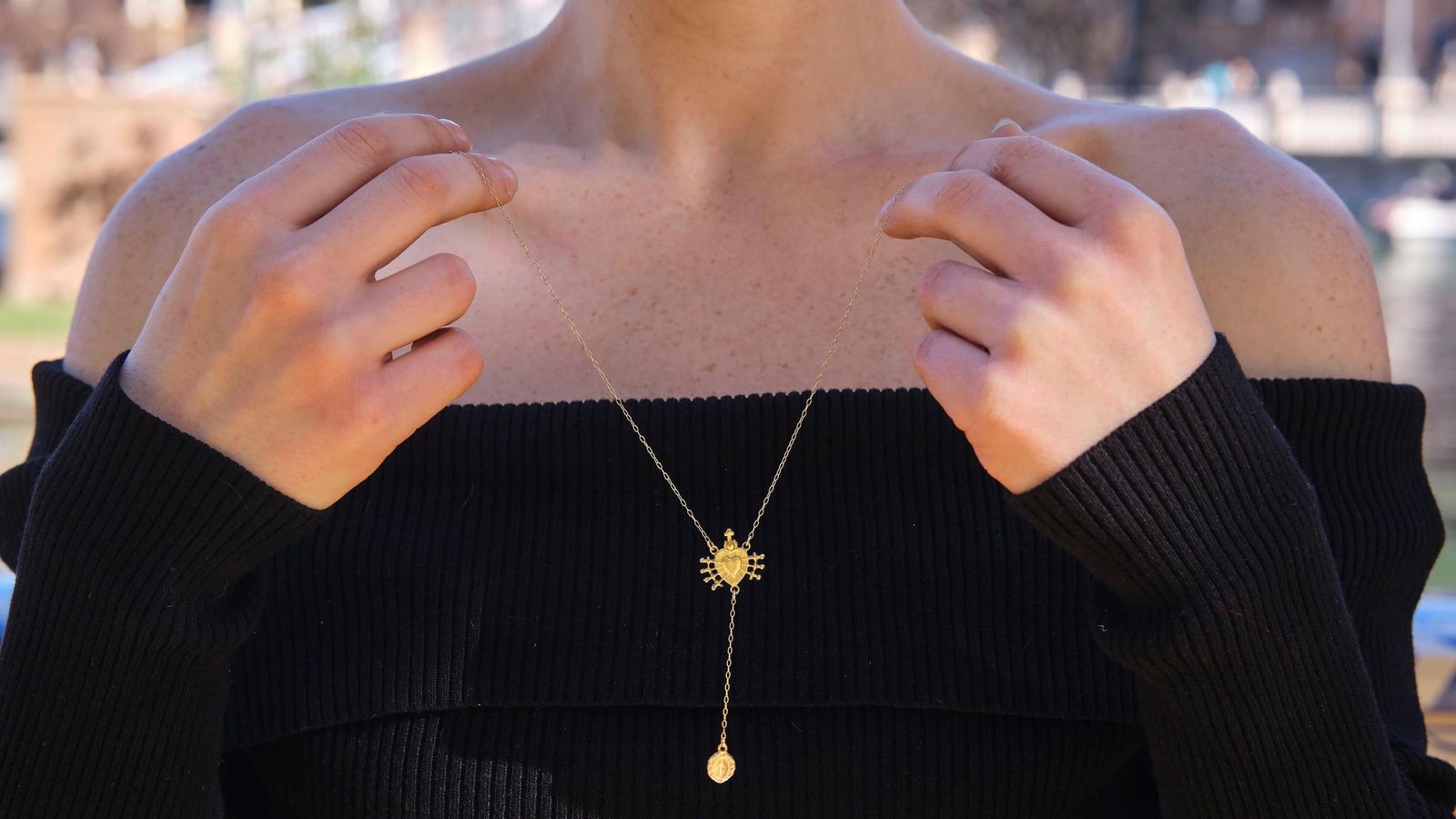 Una medalla con gran valor sentimental para esta joven.