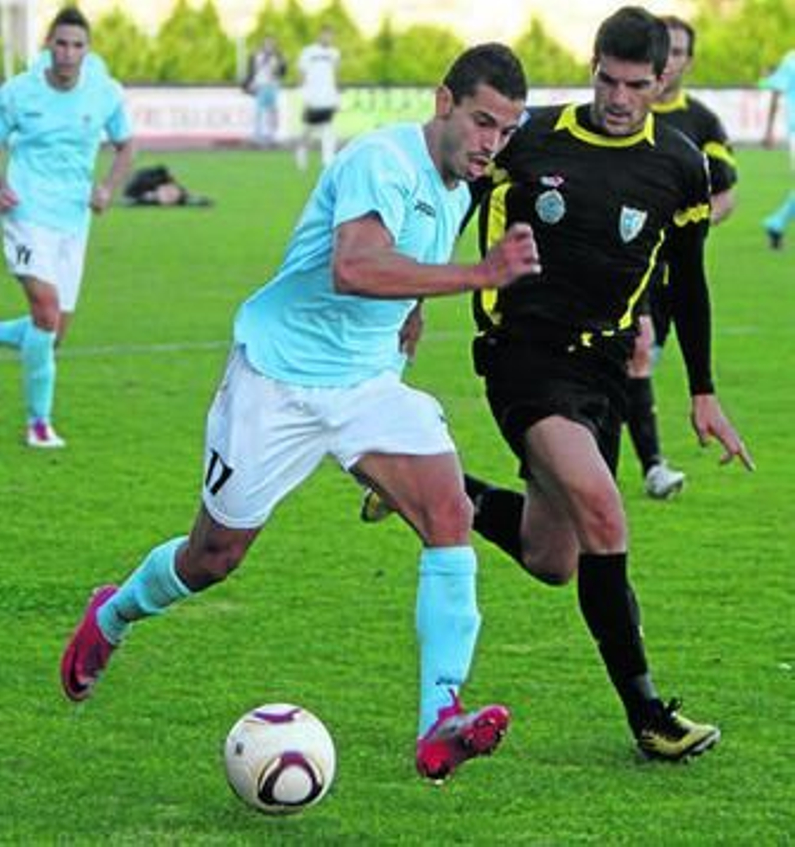 Rubén Cuesta presiona a Rubén Rivera.