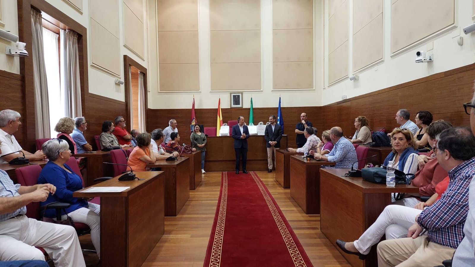 Encuentro en el Salón de Plenos.
