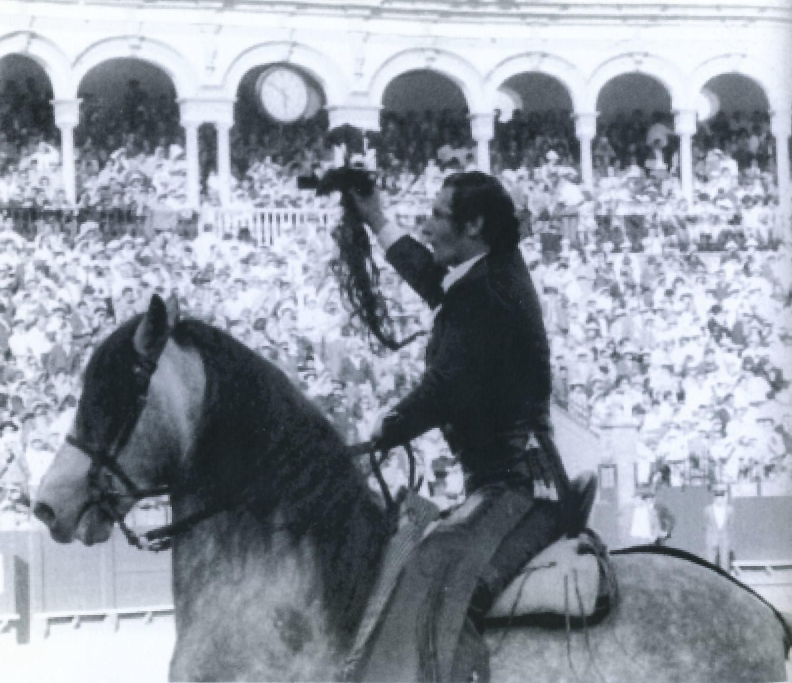 Éxito histórico el 24 de abril de 1971, cortando cuatro orejas y un rabo.