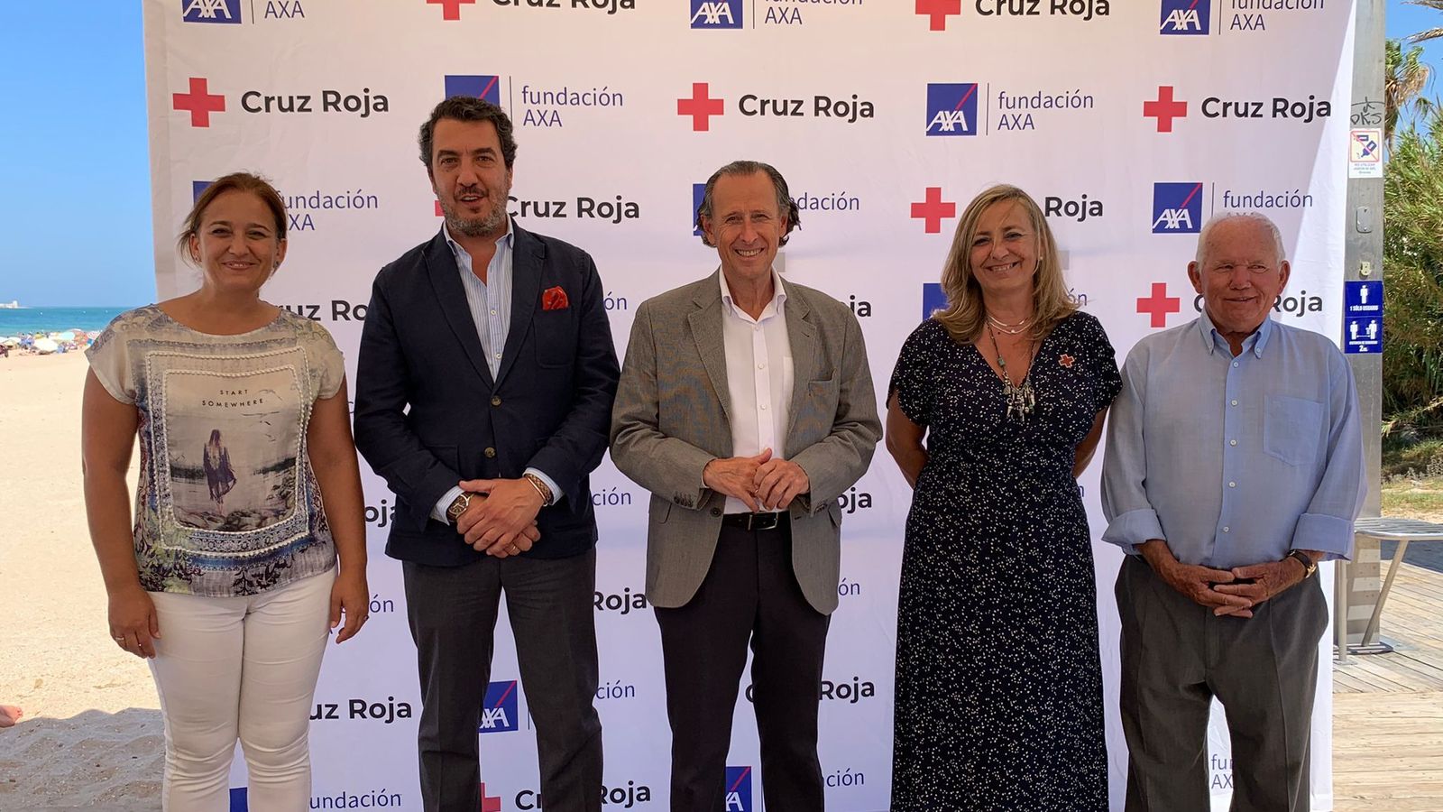 El alcalde de Chiclana, José María Román; la delegada municipal de Playas, Ana González; la vicepresidenta provincial de Cruz Roja en Cádiz, María del Carmen de Lara; el presidente de Cruz Roja en Chiclana, Antonio Piñero, y el director comercial de AXA Seguros en la dirección territorial del sur, Juan Pedro Vázquez