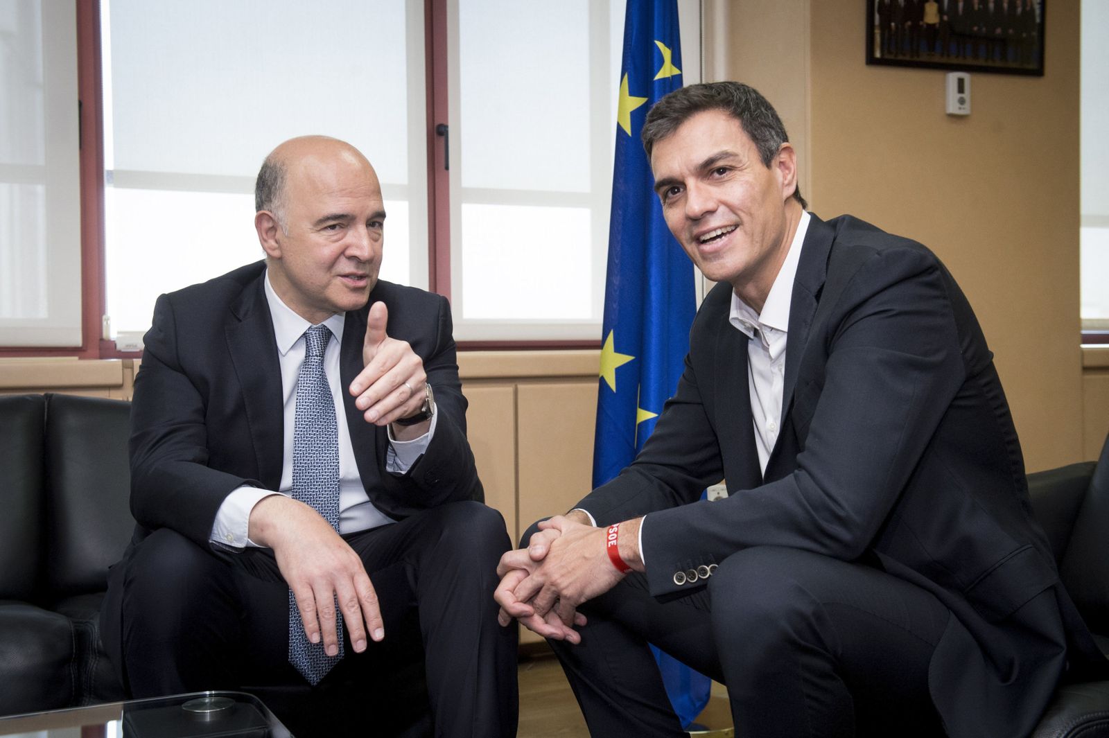Pierre Moscovici (i), reunido con Pedro Sánchez (d).