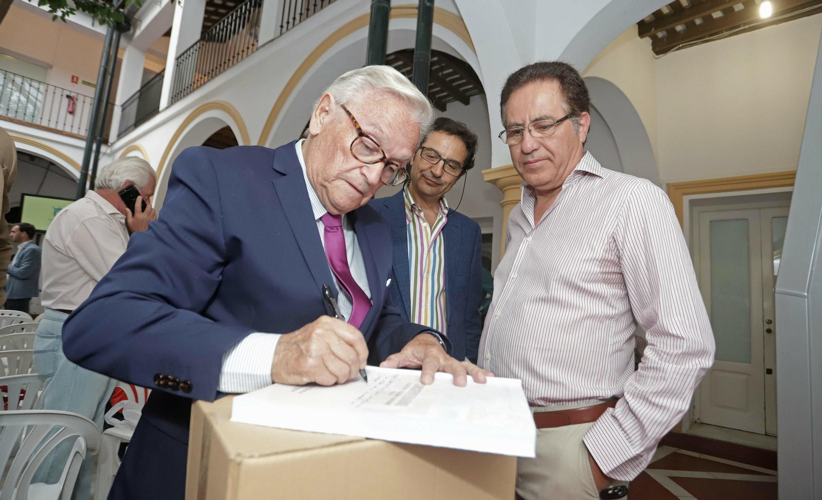 Crescencio Torés firma un ejemplar de su libro en el edificio La Escuela