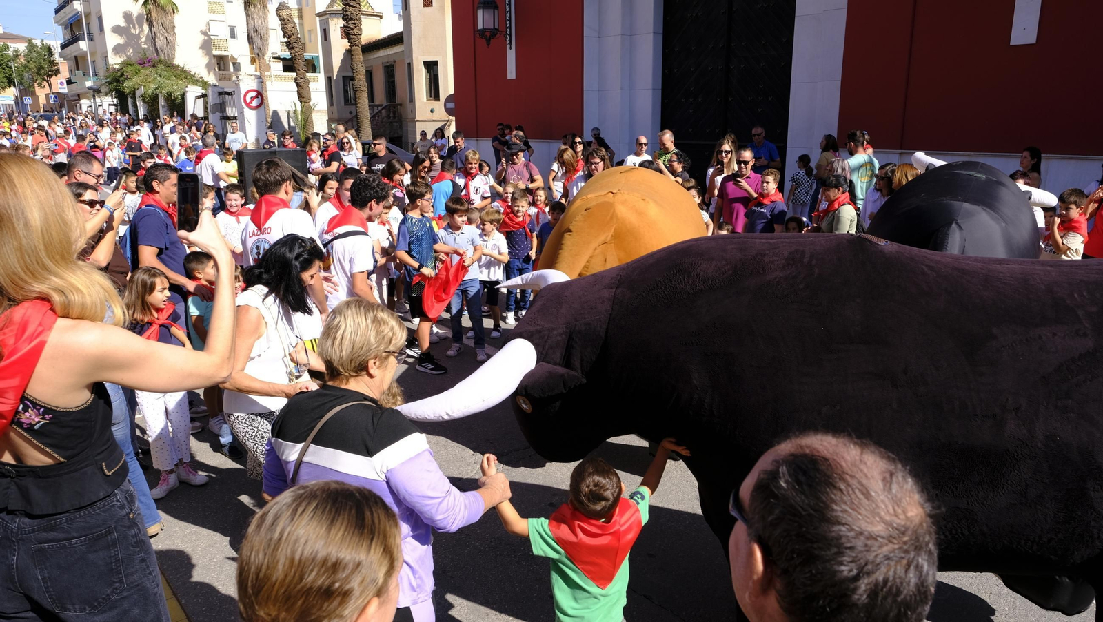 Encierro infantil y gigantes y cabezudos en las Fiestas de Huércal Overa, en imágenes