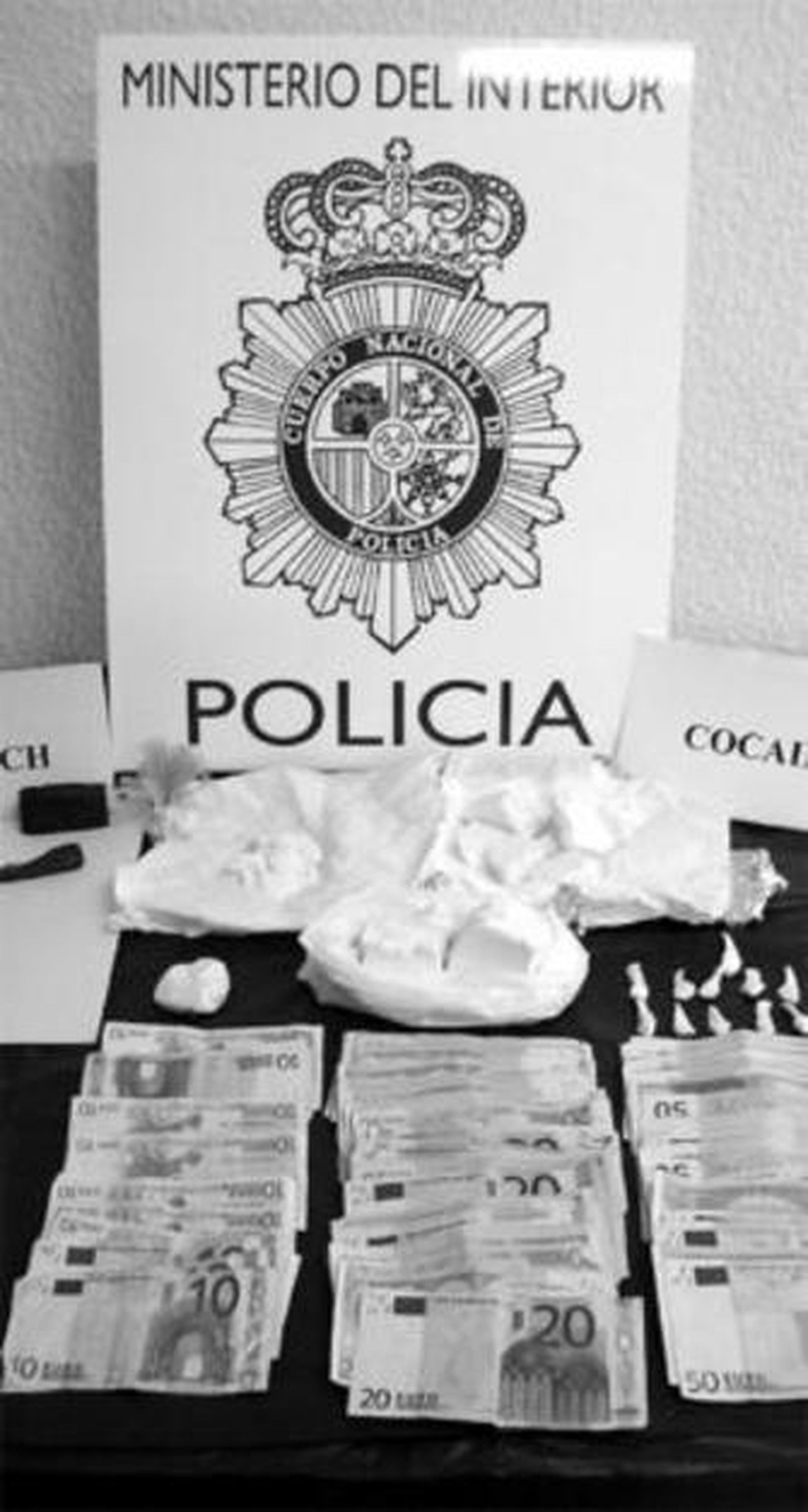 Parte del dinero, de cocaína y hachís incautadas en la operación policial.