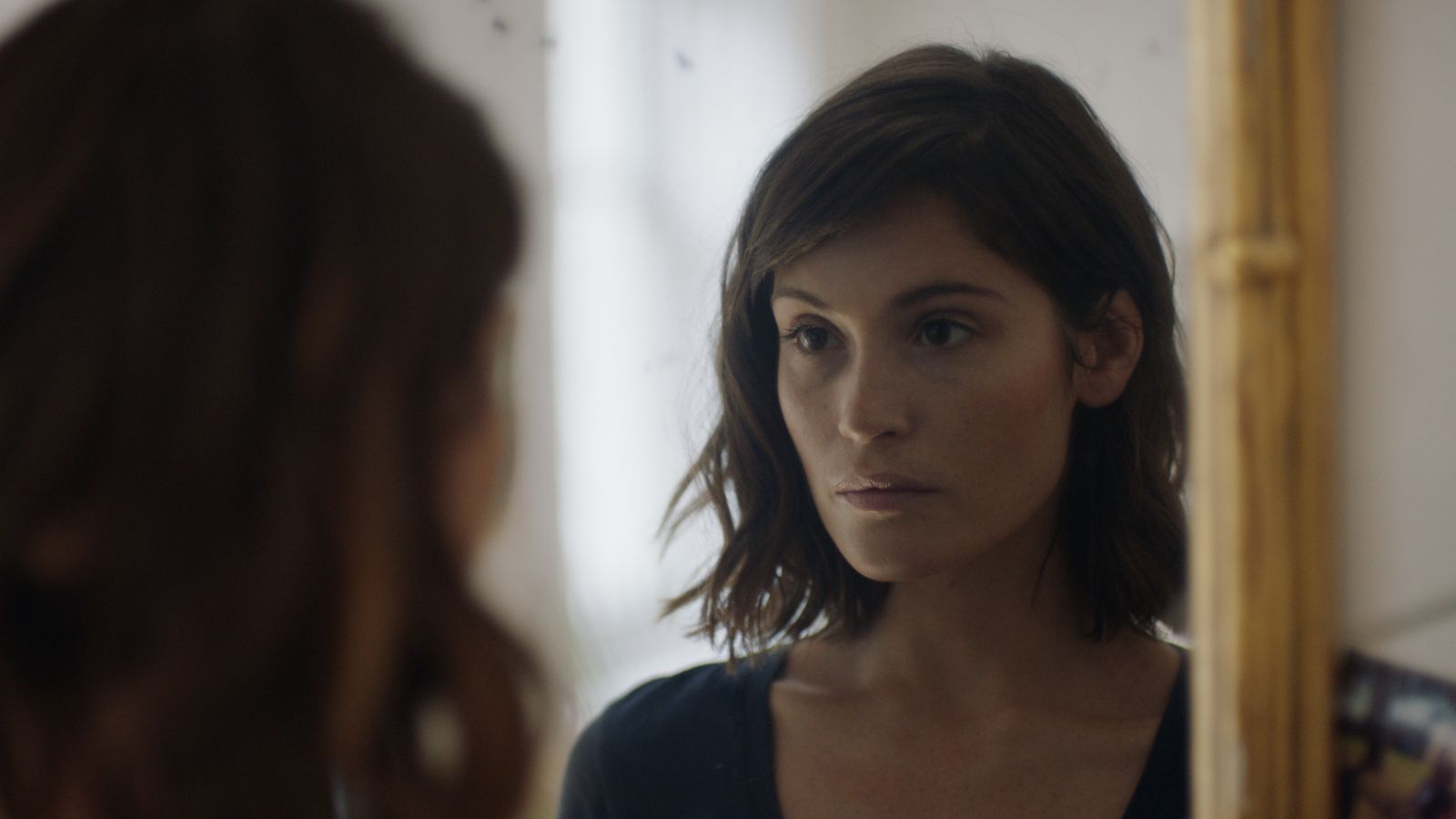 Mujer en crisis ante el espejo: Gemma Arterton en 'La búsqueda de la felicidad'.