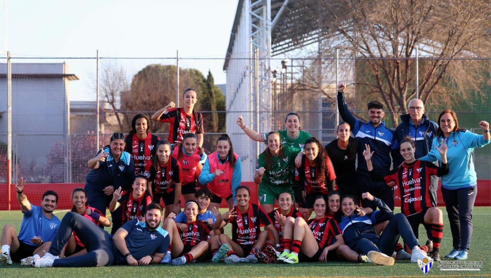 Jugadoras y cuerpo técnico celebran el triunfo en Getafe.