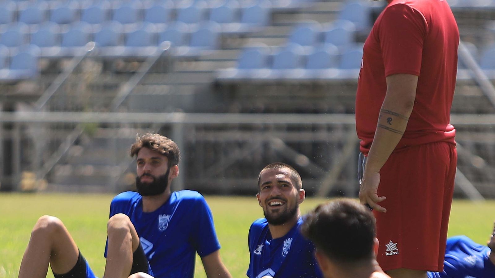 Lucas Correa sonríe ante un comentario de Emilio Fajardo.