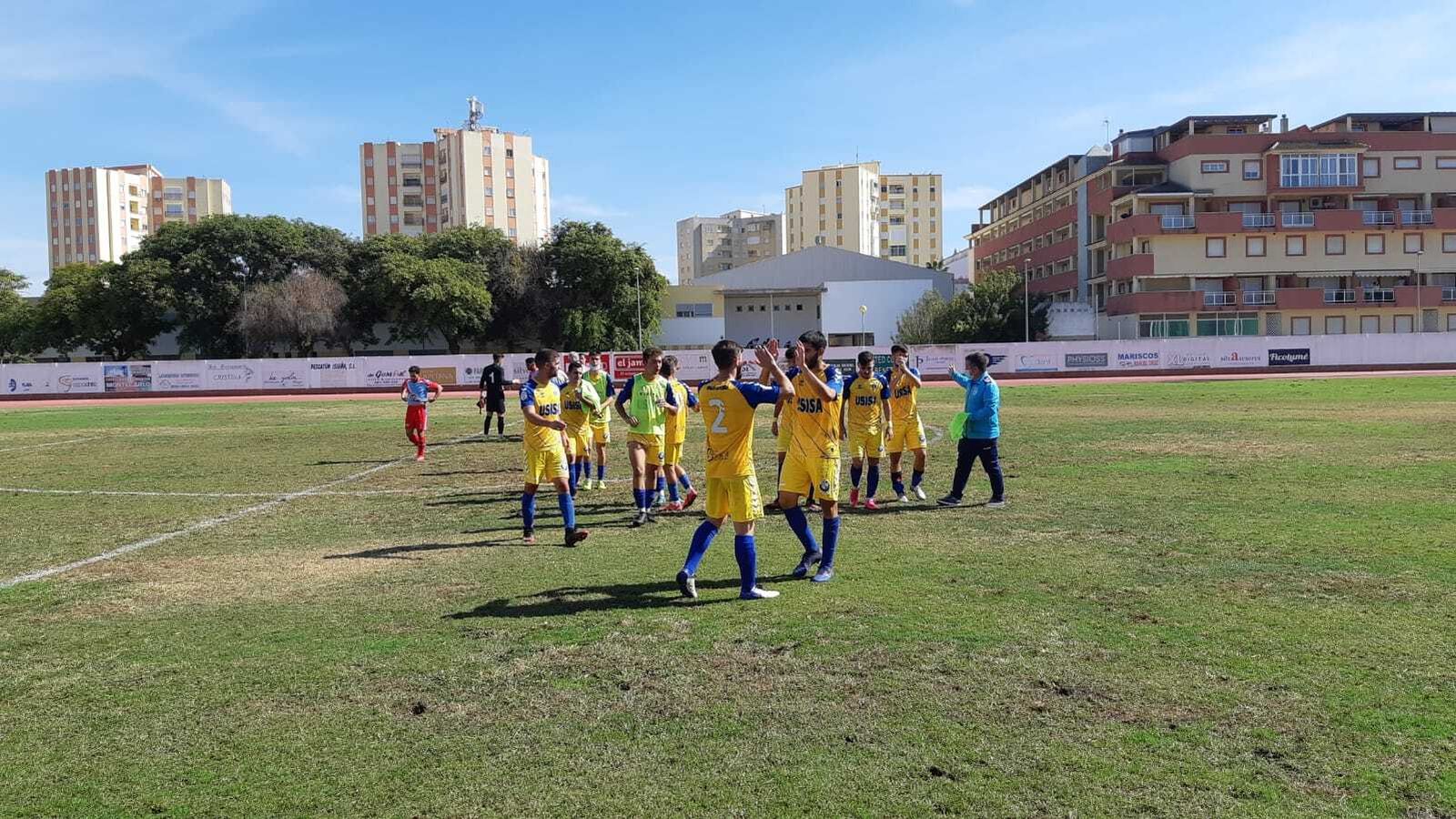 Los jugadores del Isla se felicitan tras la victoria en el derbi ante el Aroche.