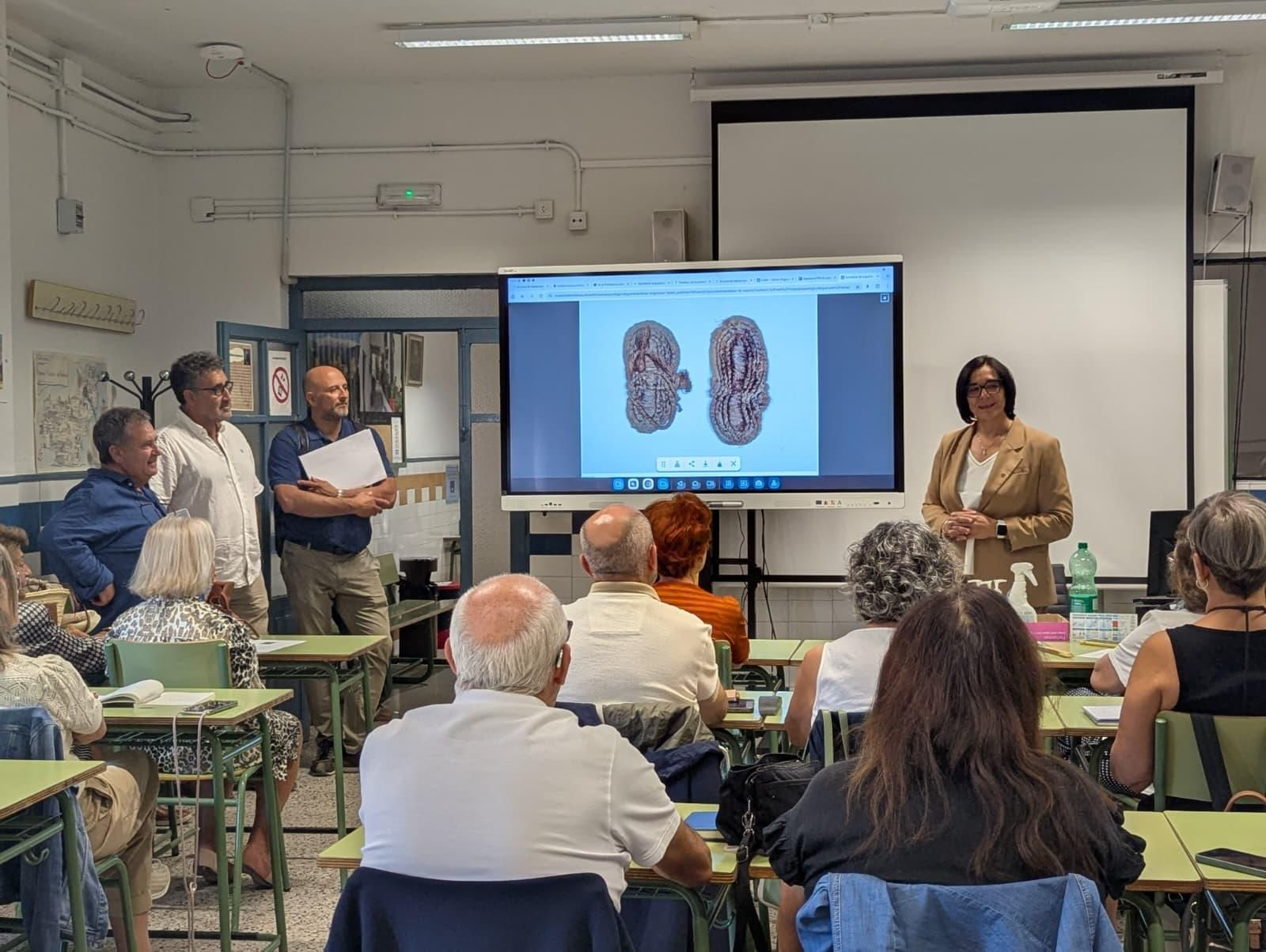 María José Martín presenta los datos en un centro granadino.
