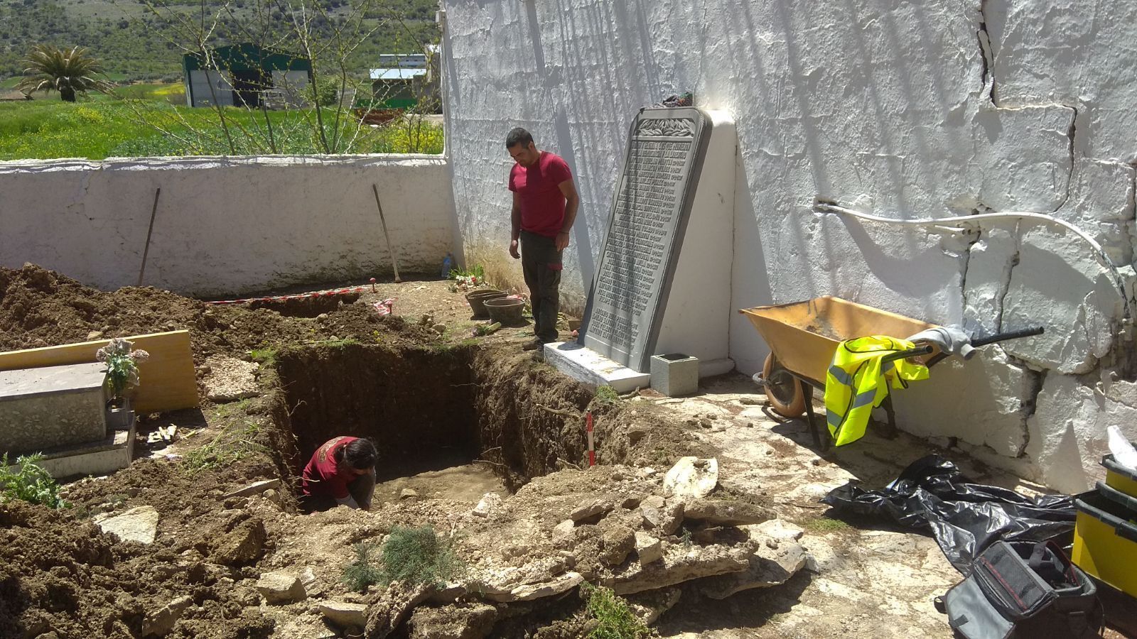 El equipo de arqueológos en el cementerio municipal de Alfarnate