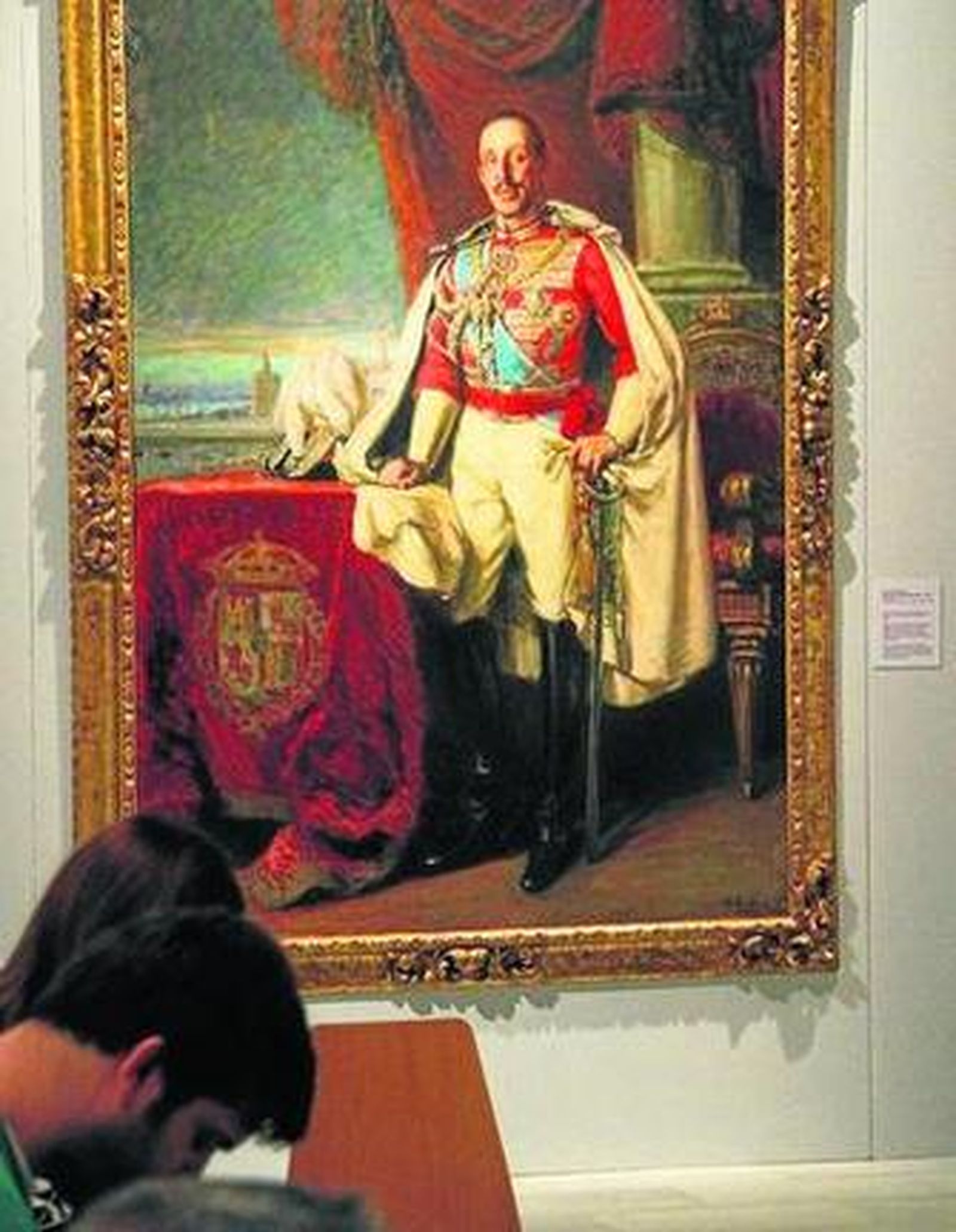 La directora del Bellas Artes, Valme Muñoz, y el consejero de Cultura, Paulino Plata, ante 'Las cigarreras'.