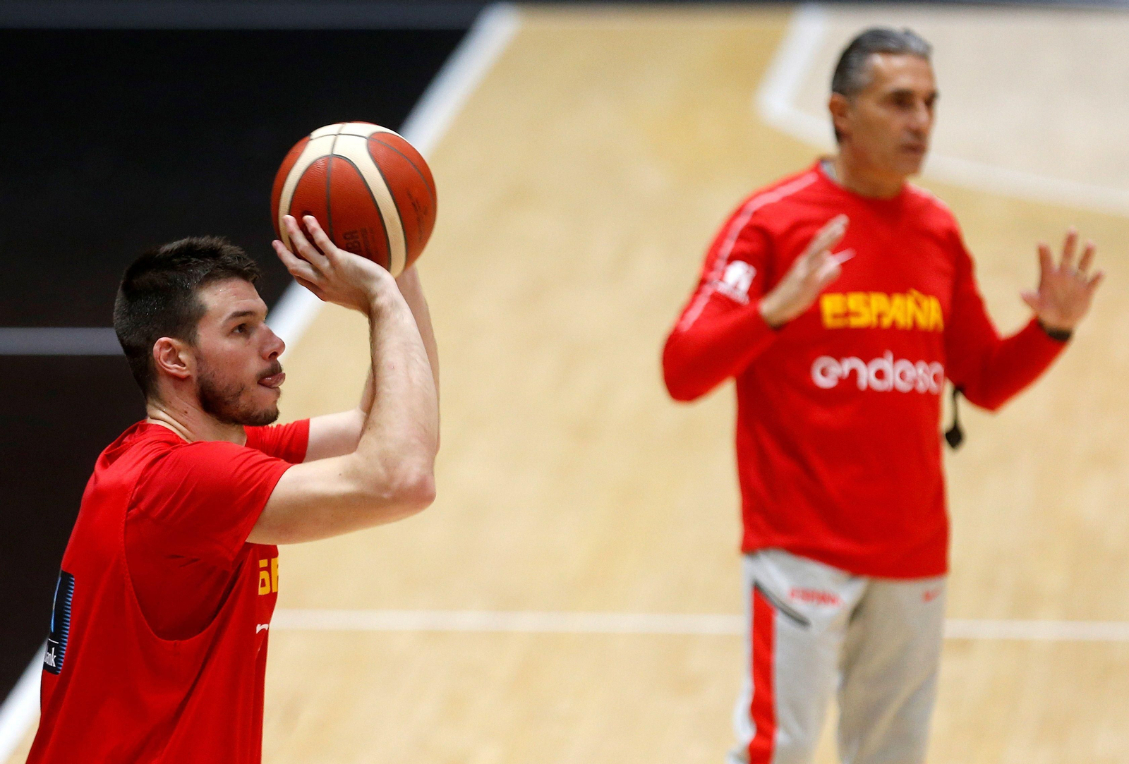 Jonathan Barreiro ejecuta un tiro mientras Scariolo da indicaciones.