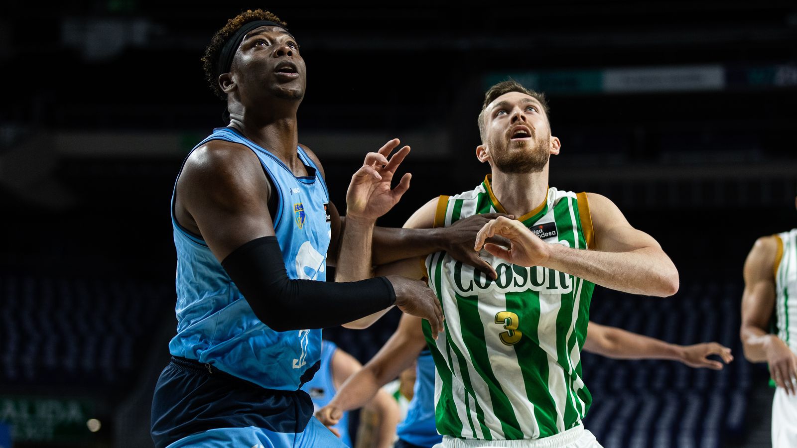 Ángel Delgado pelea por la posición con Kay.