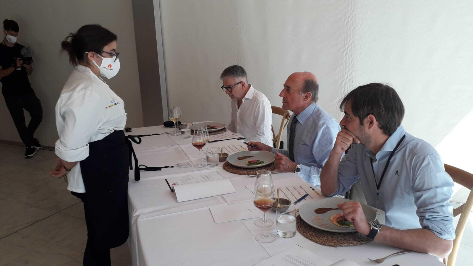 La alumna Alba Mateos defiende su propuesta ante el jurado.