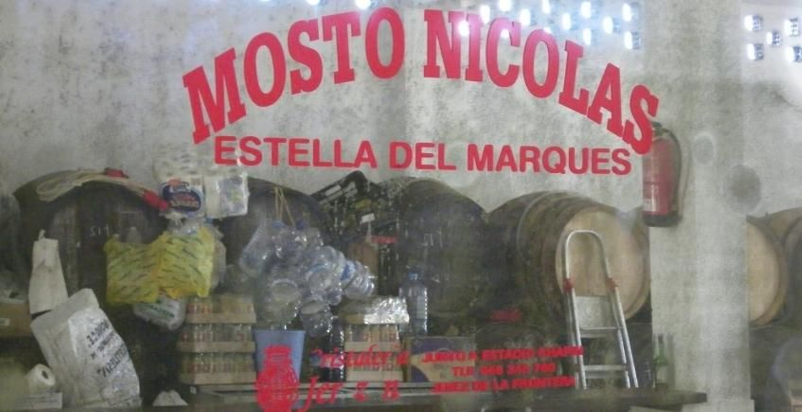 El Mosto de Nicolás. Está en Estella del Marqués, en el casco antiguo, en la calle Jerez. Ha abierto temporada el día 17 de octubre. El sitio no tiene desperdicio y no es apto para melindres. Tiene una barra, atestada los fines de semana y después varios salones donde se toma el mosto en vaso de los de café, que es la unidad mostera por excelencia. Para acompañar lo más afamado del lugar es el bacalao frito, pero hay también guisoteo, ajo caliente y un poquito de carne. Evidentemente no hacen reservas. Más aquí