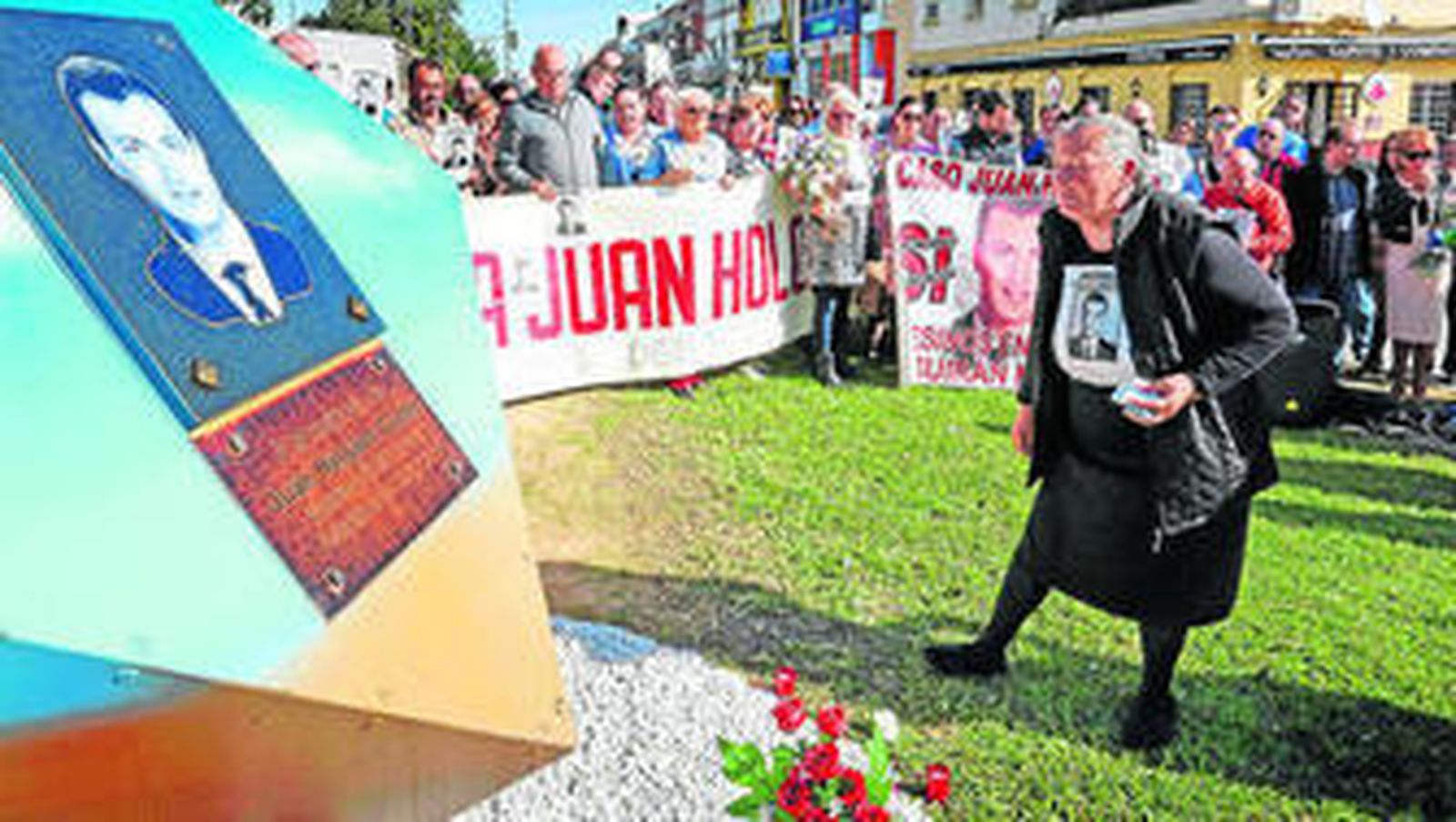 Antonia Castro, frente al monumento por Juan Holgado, tras depositar flores ayer.