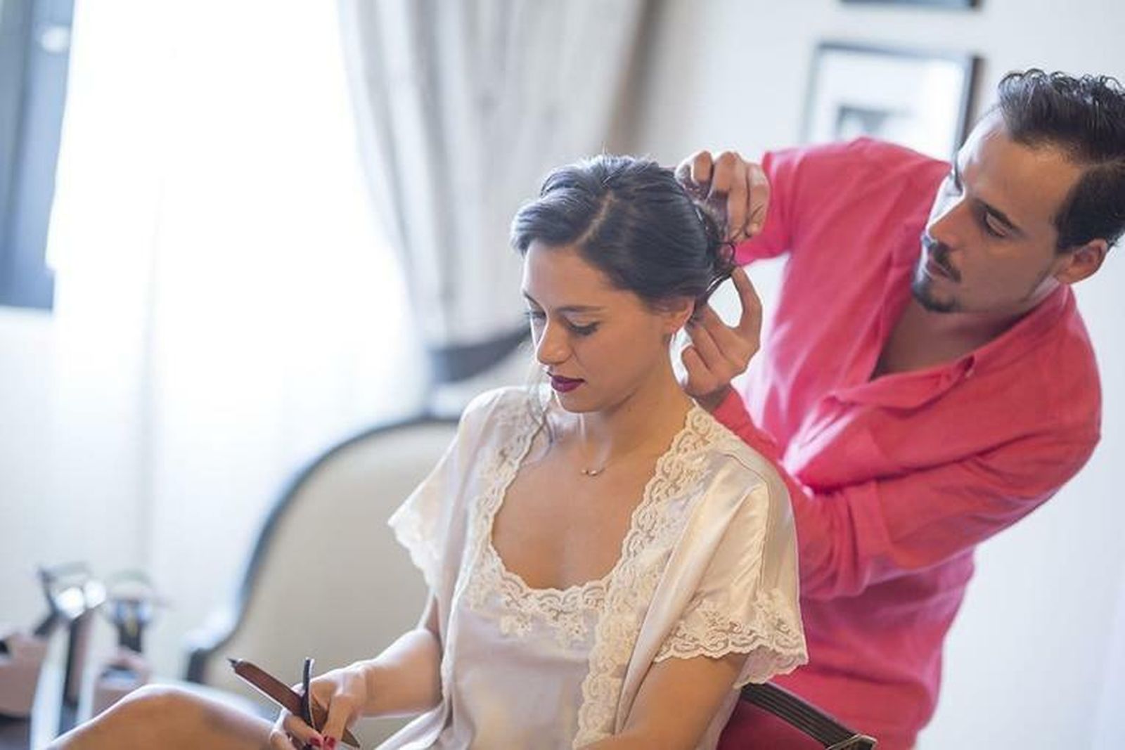 Quintana peina a una clienta.