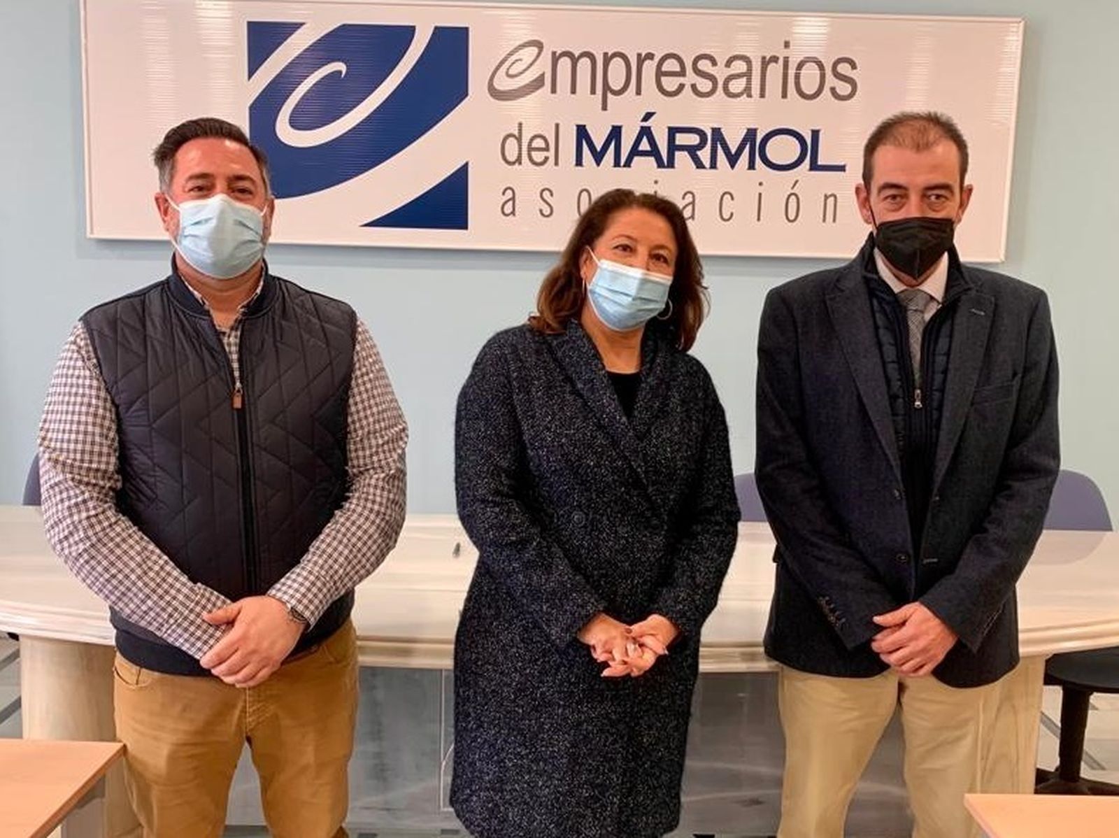 Carmen Crespo se ha reunido con el presidente de AEMA, Jesús Posadas, y el alcalde de Macael, Raúl Martínez.