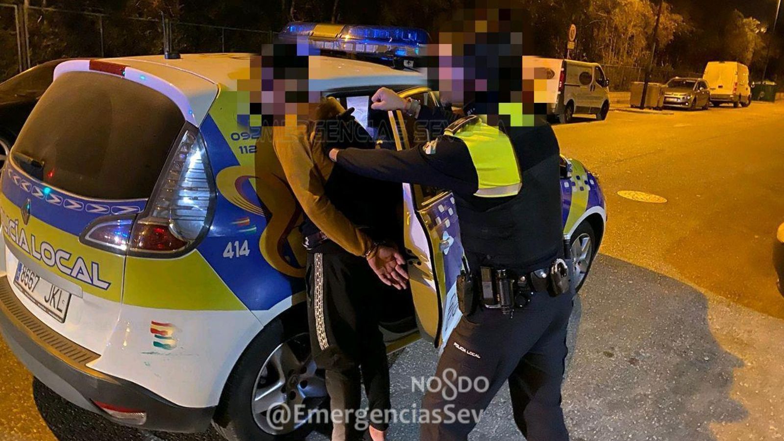 La Policía Local detiene a uno de los ladrones de la panificadora.