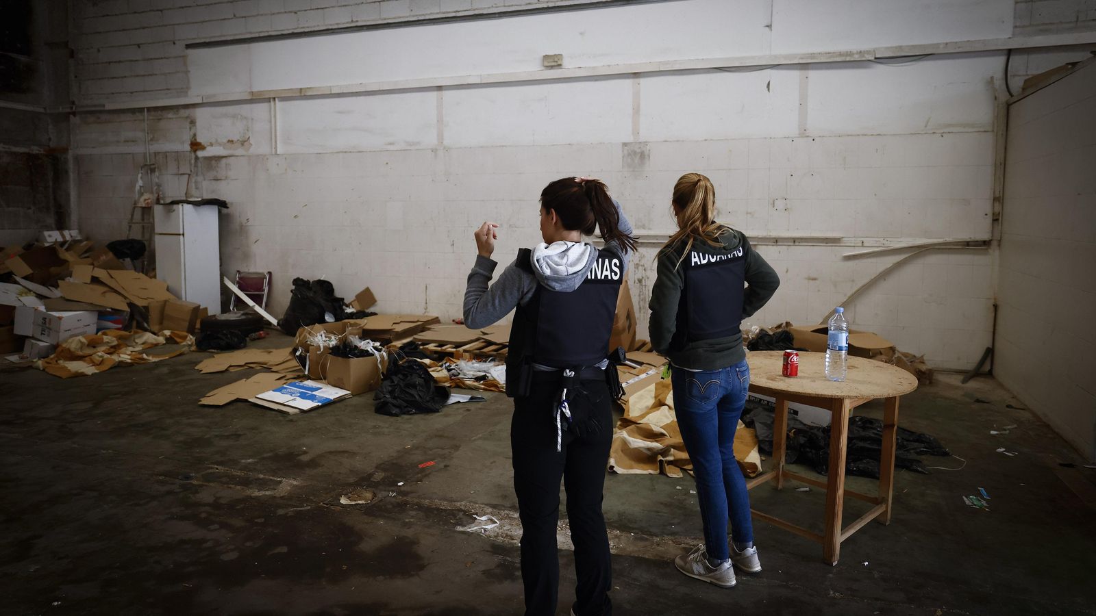 Dos agentes observan el estado de la nave.