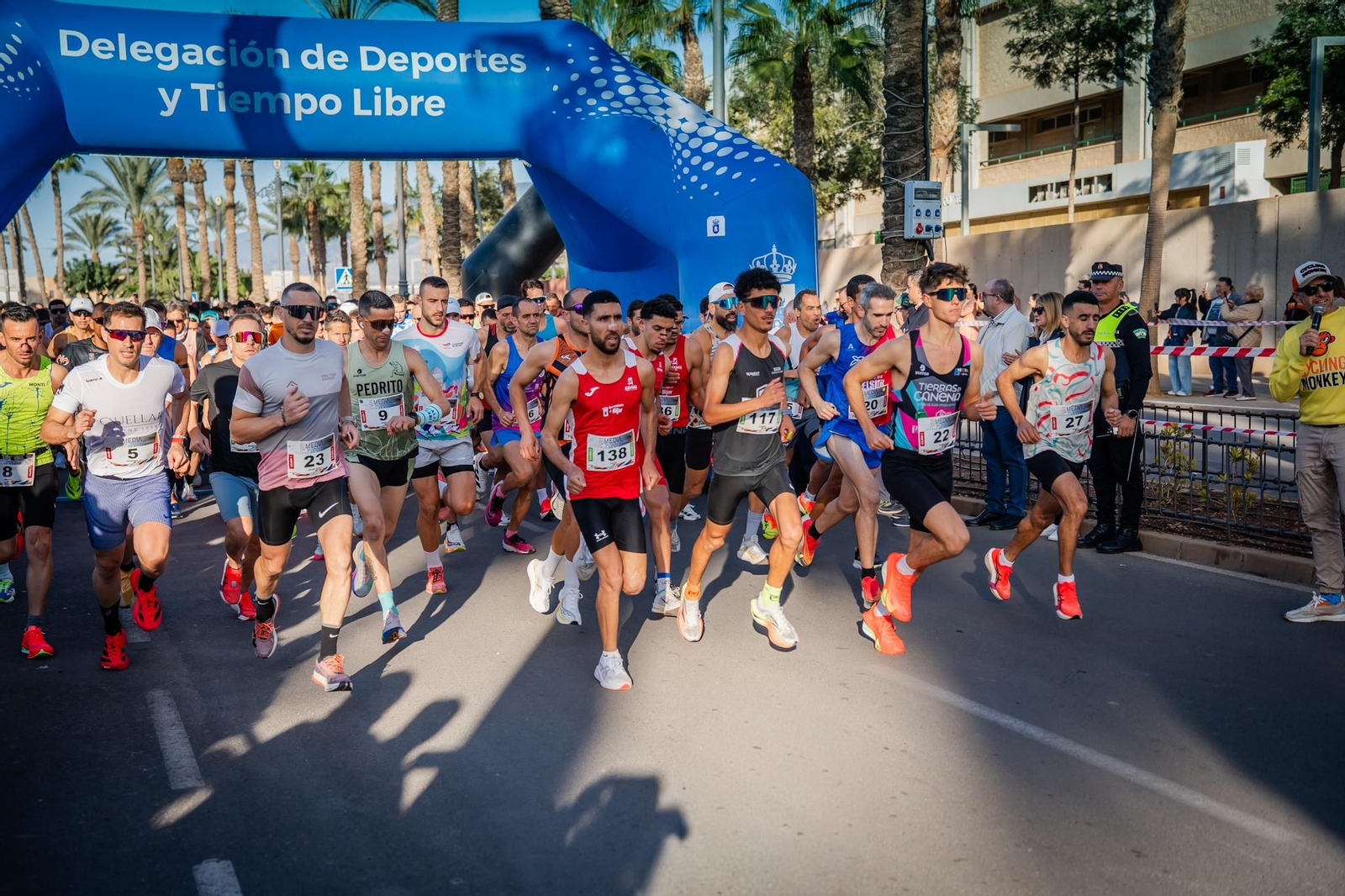 Los corredores inician el recorrido de la Media Maratón Ciudad de Roquetas 2025.