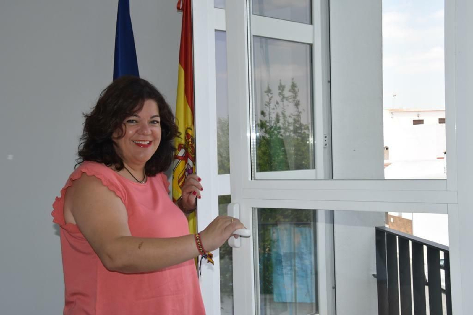 La nueva alcaldesa de Huévar, María Eugenia Moreno (PP), en el Ayuntamiento.