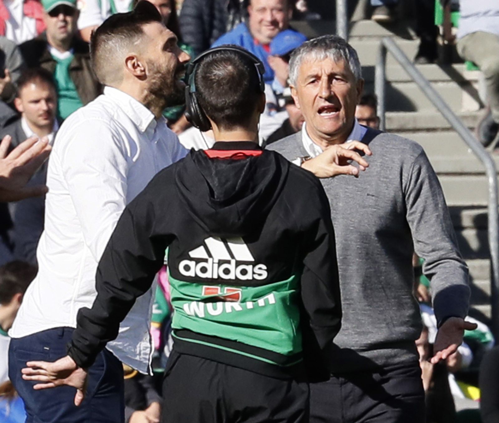 Setién, junto a su segundo, dialoga con el cuarto árbitro.