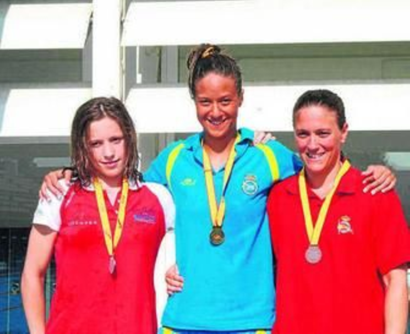 Duane Rocha (centro) acompañada por María Peláez (derecha).