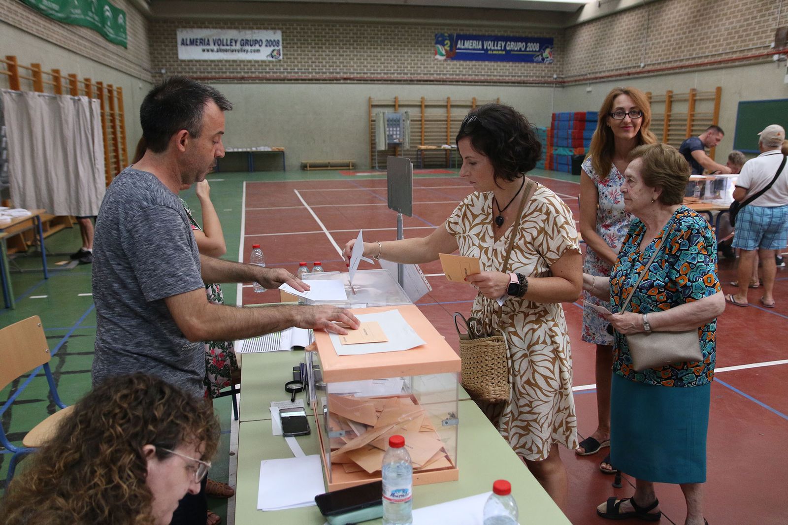 Almería hace cola para votar en las elecciones generales del 23J