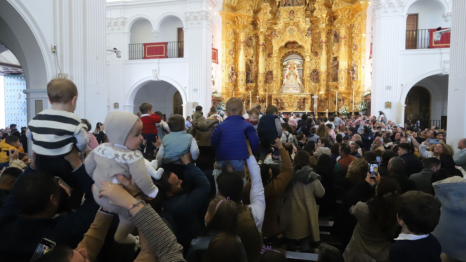 Presentación de niños ante la Virgen en la Candelaria del año pasado.