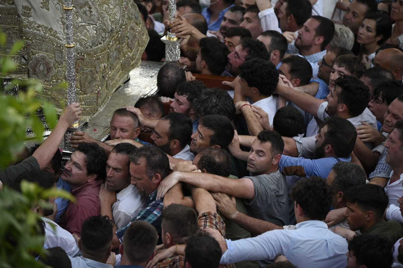 La Virgen del Rocío regresa a la iglesia tras 13 horas de procesión, en imágenes