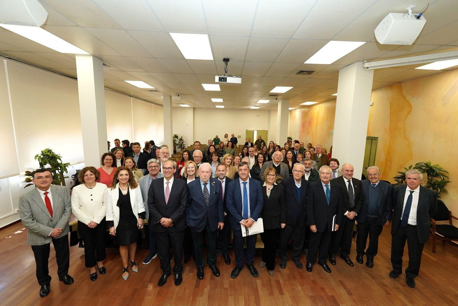El acto, celebrado este lunes a mediodía, que ha congregado a algunos de los homenajeados. El acto, celebrado este lunes a mediodía, que ha congregado a algunos de los homenajeados.