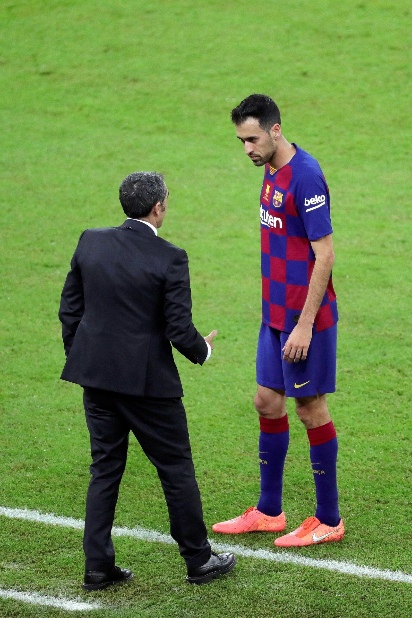 Ernesto Valverde da indicaciones a Busquets en un momento del partido ante el Atlético de Madrid en Yeda.