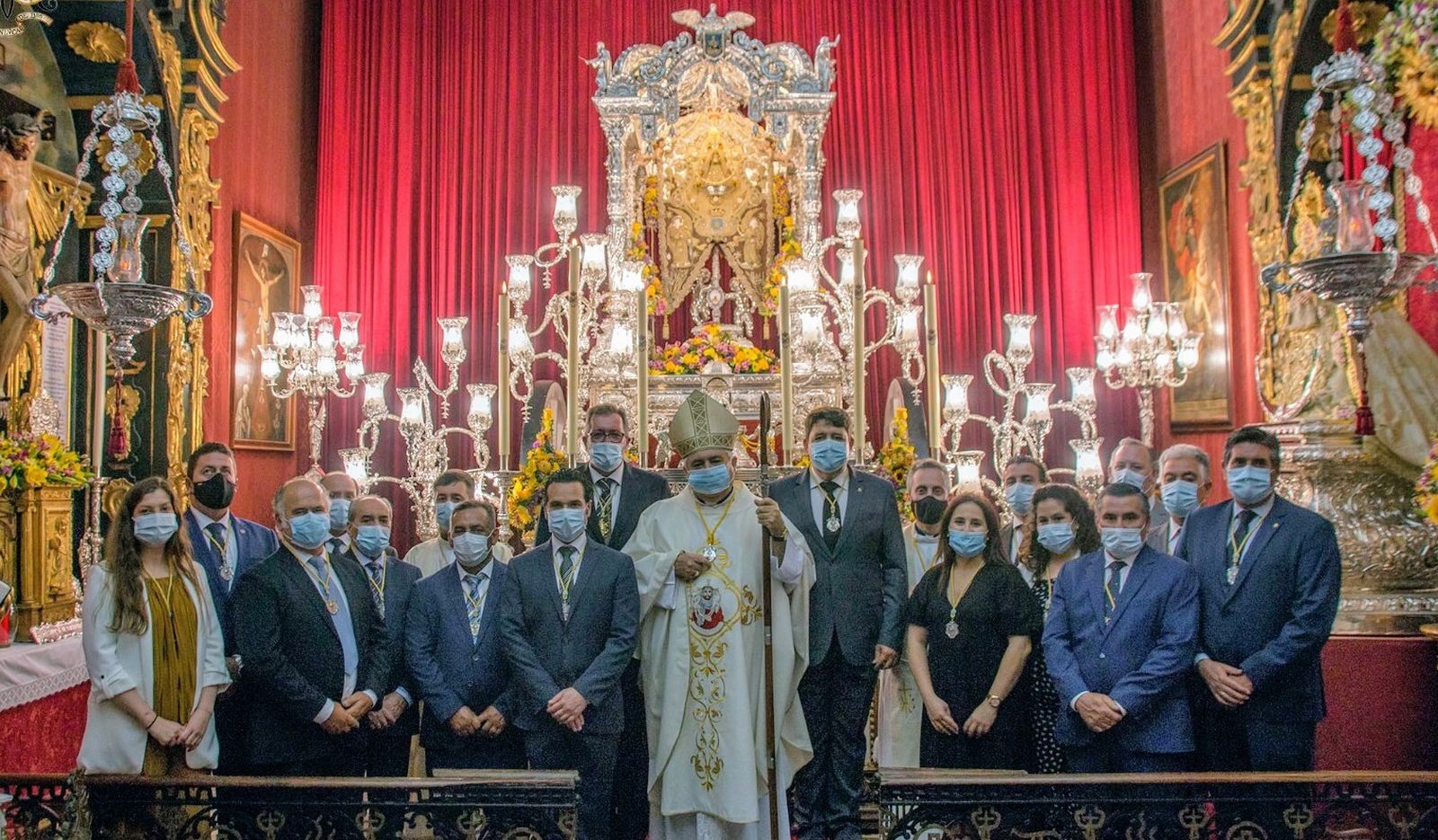 El obispo de Asidonia-Jerez y la junta de gobierno de la Hermandad del Rocío de Sanlúcar, después de la misa.