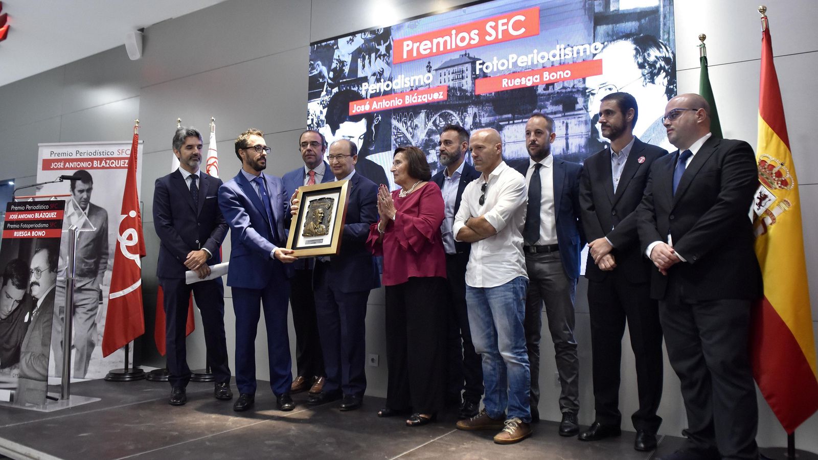 José Castro entrega el Premio Especial SFC a la redacción de deportes de 'El Correo'.