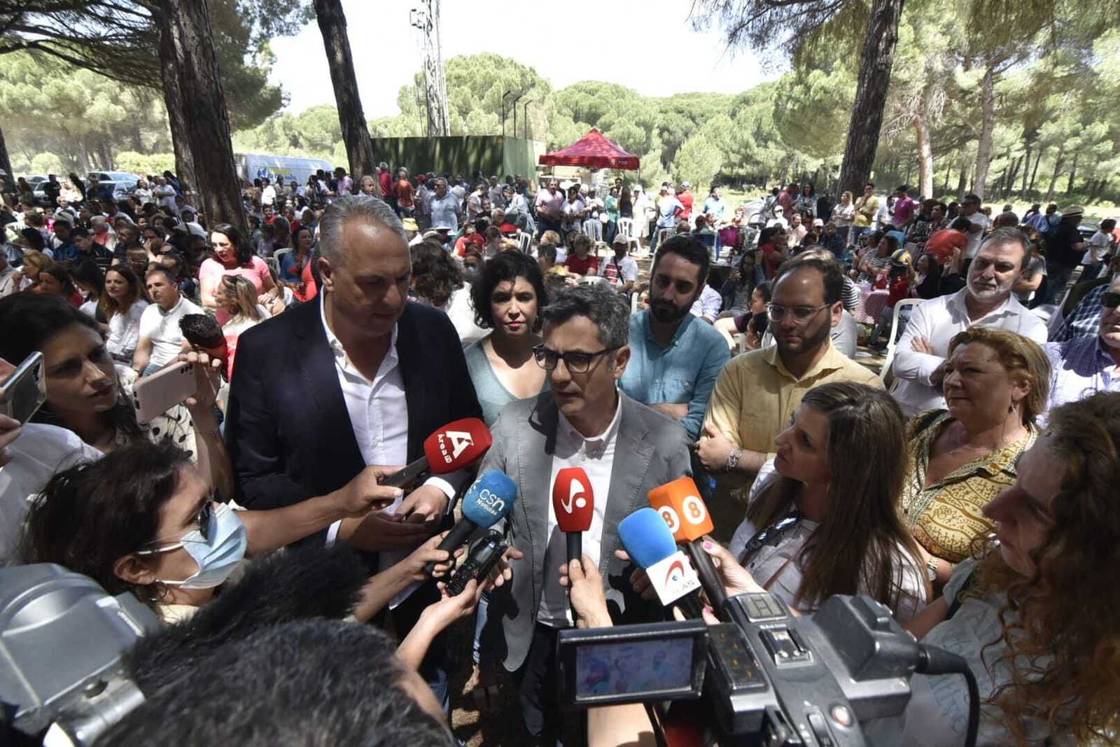 Juan Carlos Ruiz Boix y Félix Bolaños, en la fiesta de la rosa de San Roque.