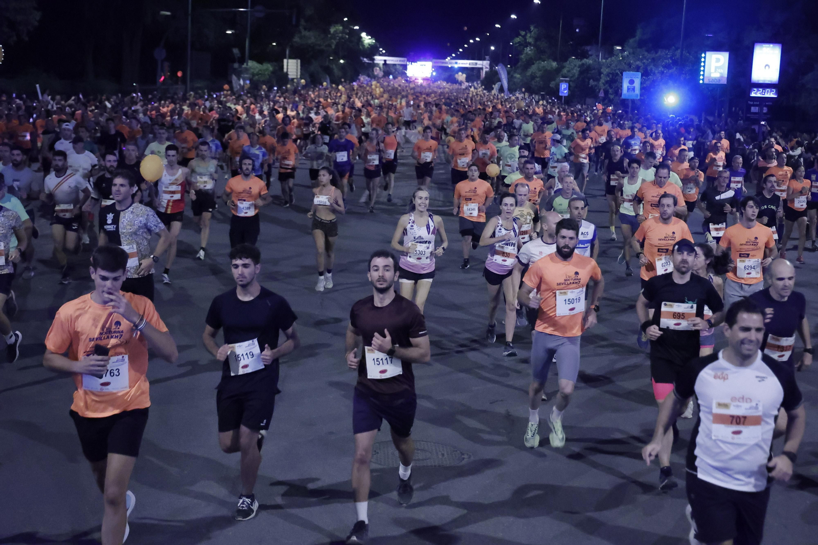 Búscate en la Carrera Nocturna de Sevilla (1)
