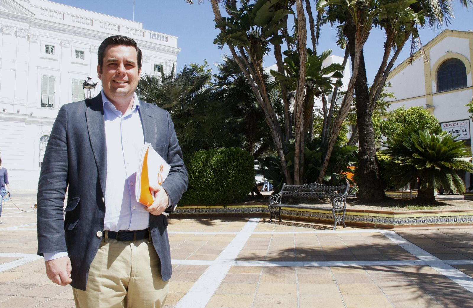 El concejal Curro Martínez, en la Plaza de Isaac Peral.