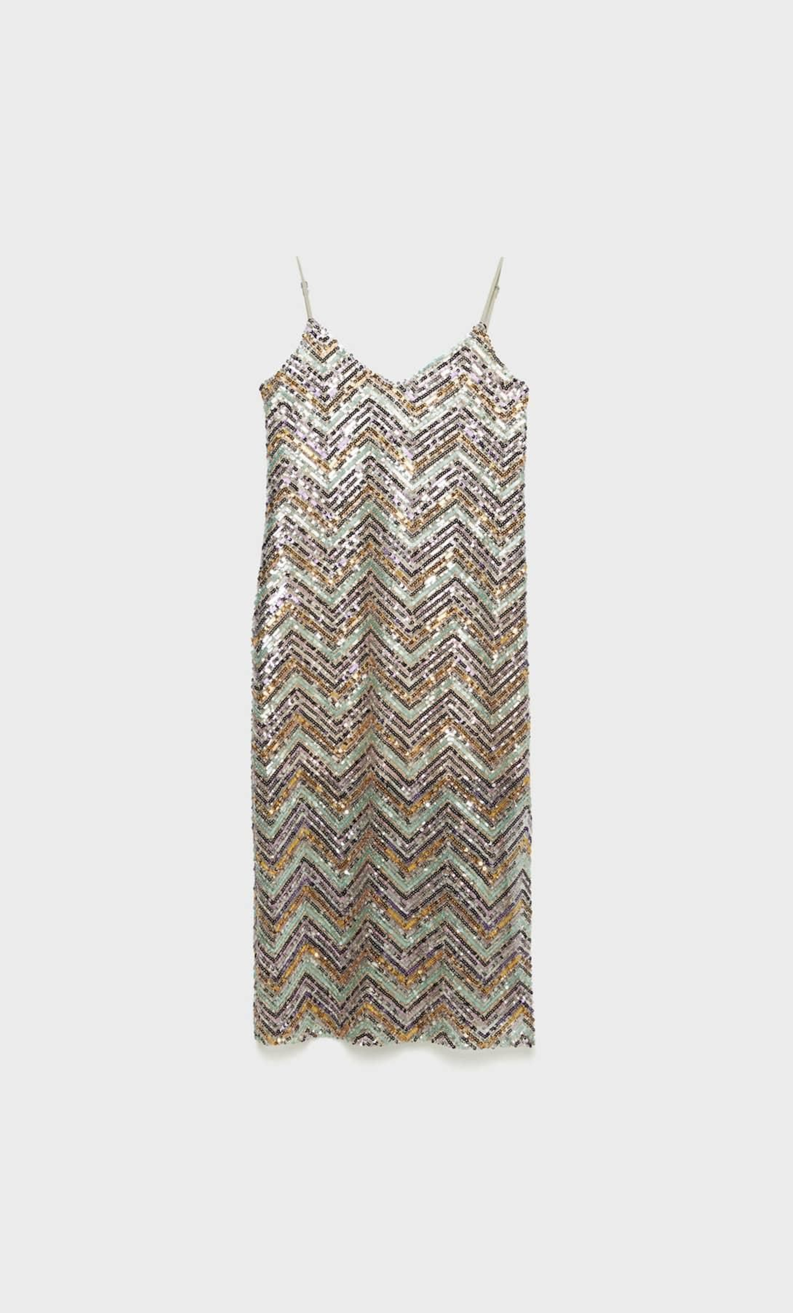 Vestido midi de lentejuelas de Stradivarius.