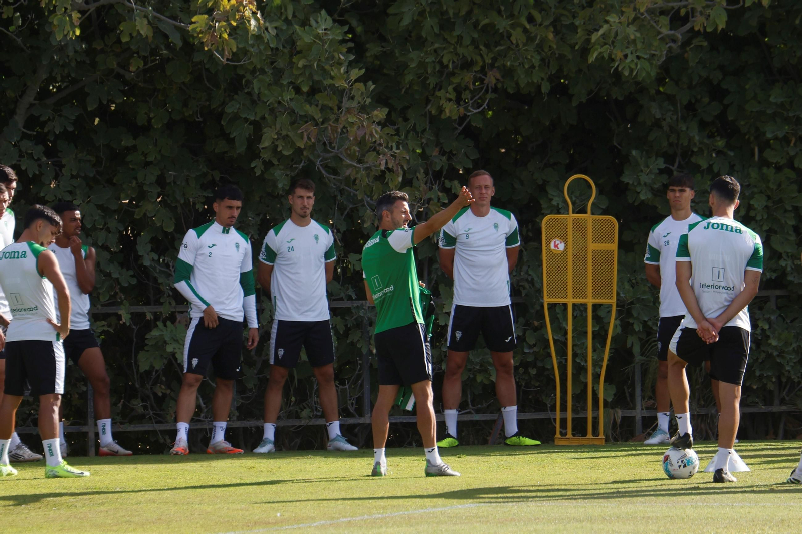 Ania da órdenes a sus jugadores durante un entrenamiento.