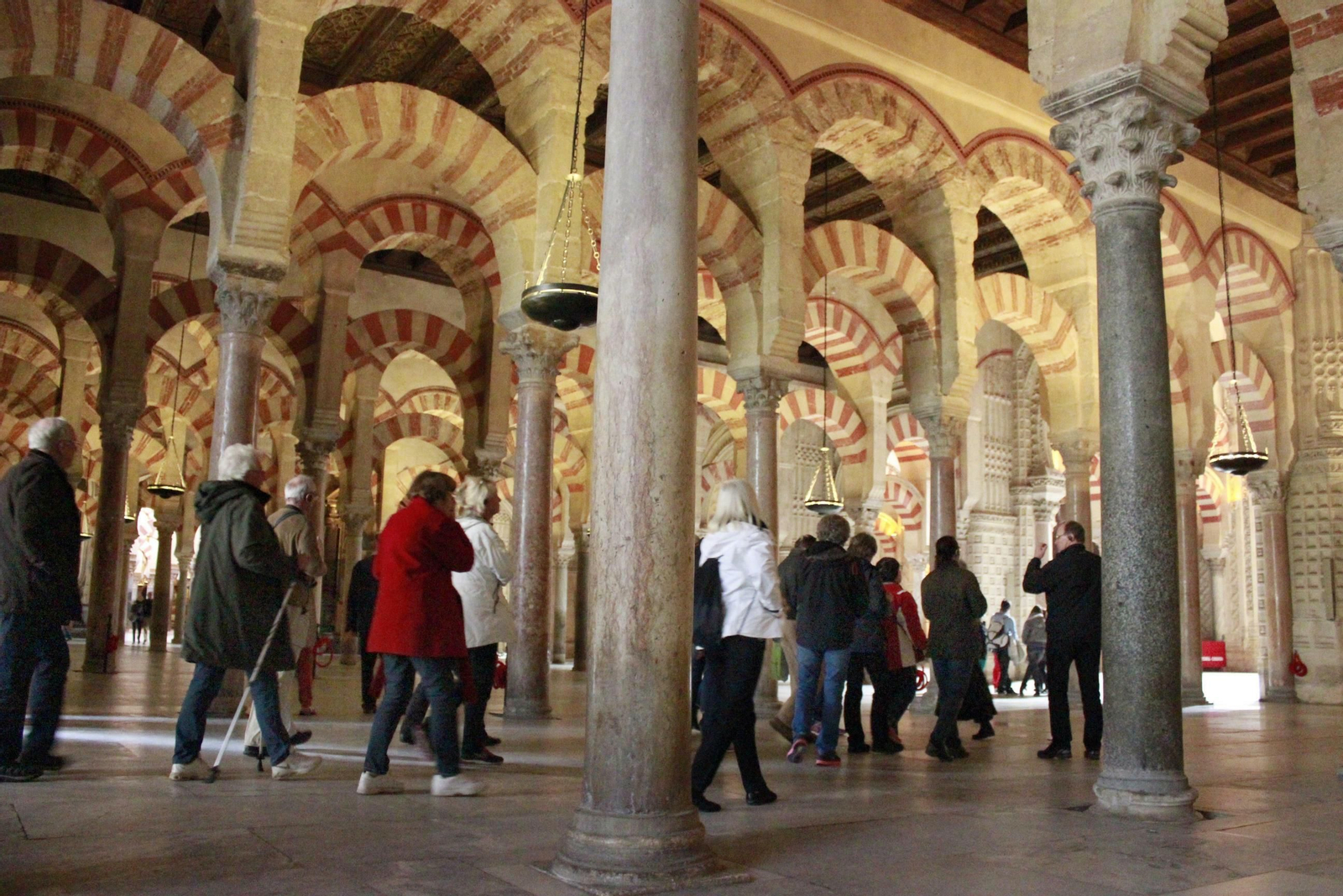 Turistas en el interior de la Mezquita-Catedral.