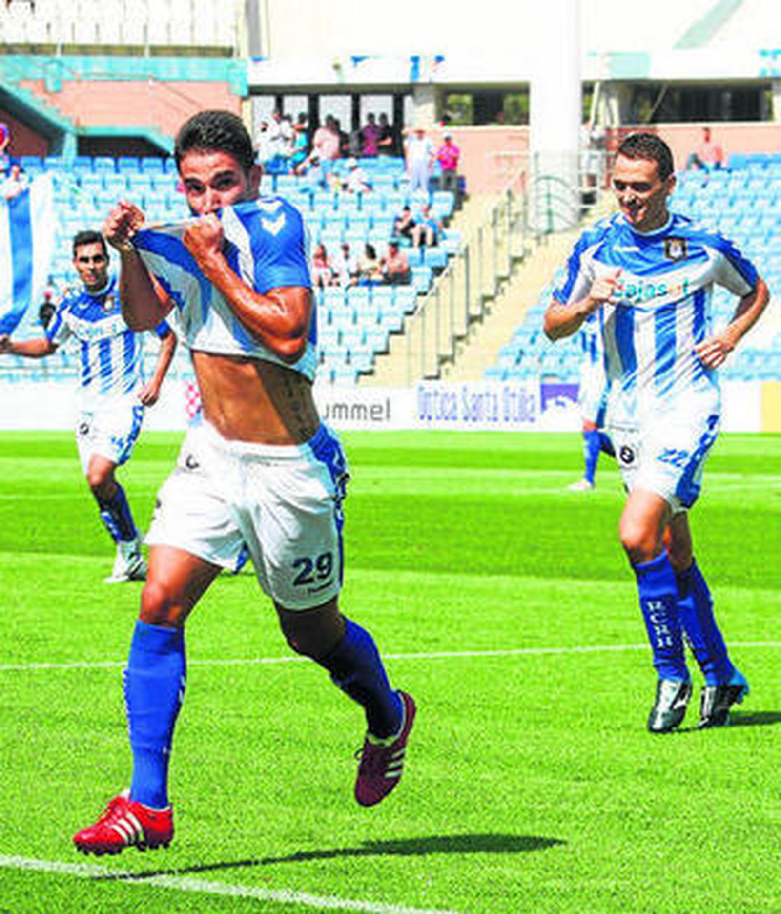Chuli celebra el segundo gol logrado ante los murcianos.