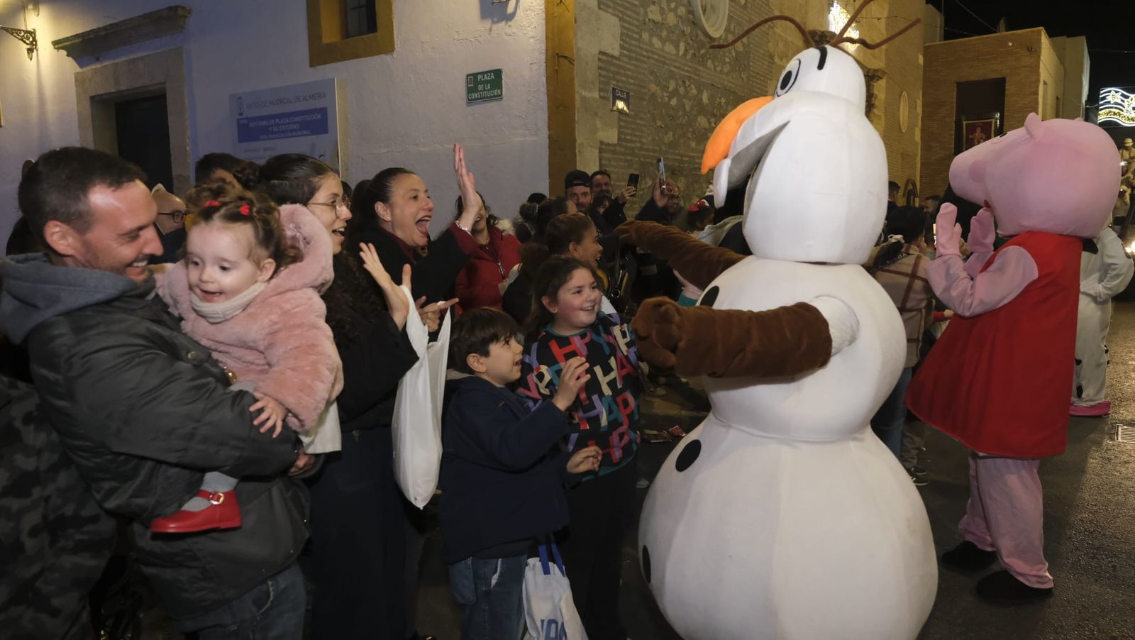 Imágenes de la cabalgata de Huércal de Almería: miles de personas reciben a los Reyes Magos