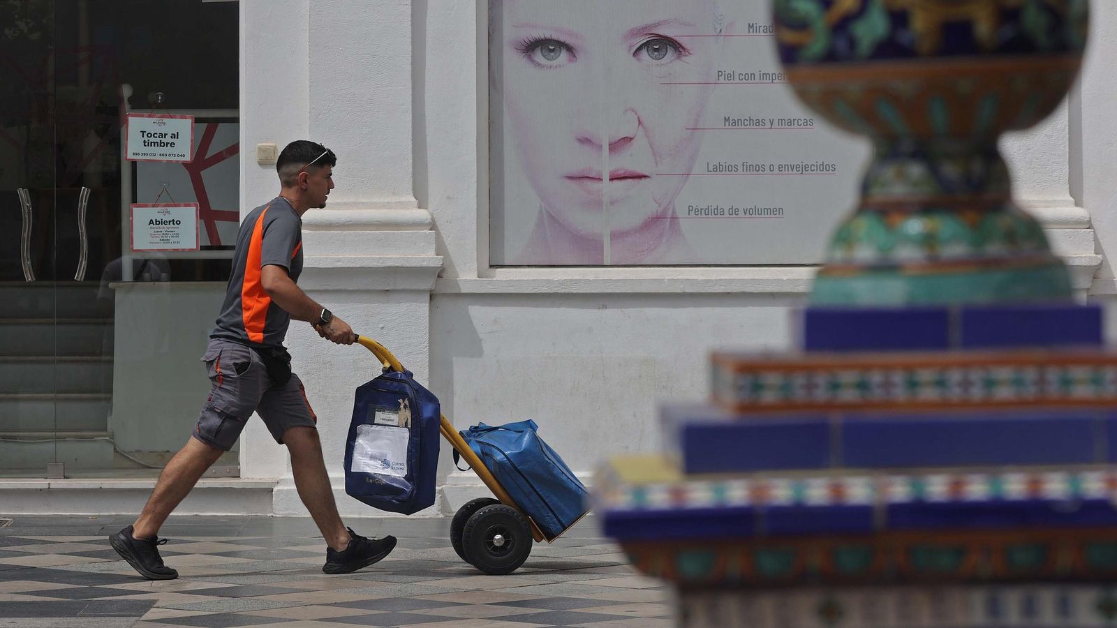 Un repartidor de mensajería en el centro de Algeciras.